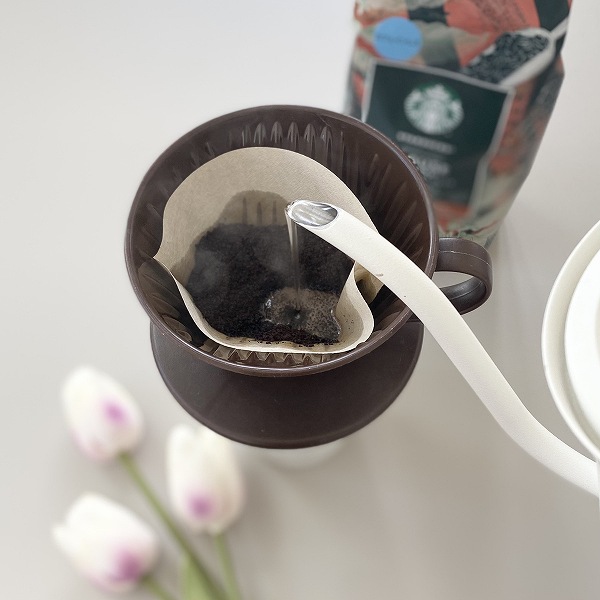 お湯を注ぎ淹れていきます