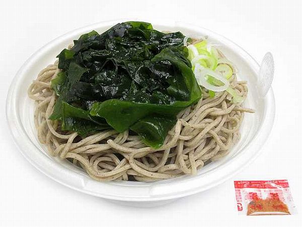 鰹だしの風味豊かな　わかめ二八そば