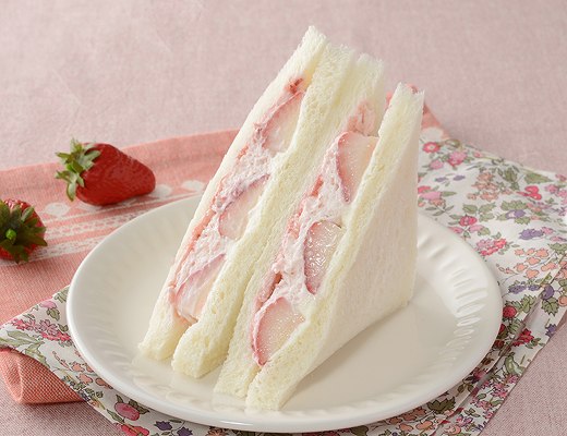 ICHIBIKO監修　追い苺ホイップ＆チーズサンド