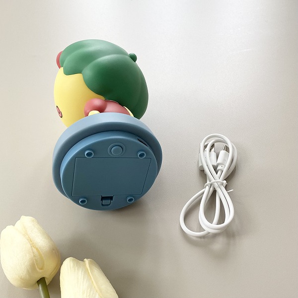 使用方法は、単4形乾電池が3本または、付属のUSBケーブルを使用しUSB給電も可能