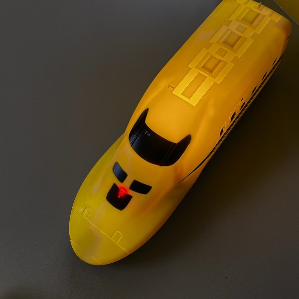 車両と赤いランプ