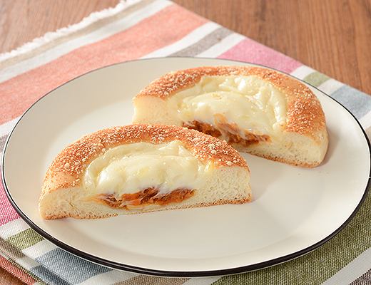 チーズとボロネーゼのパン