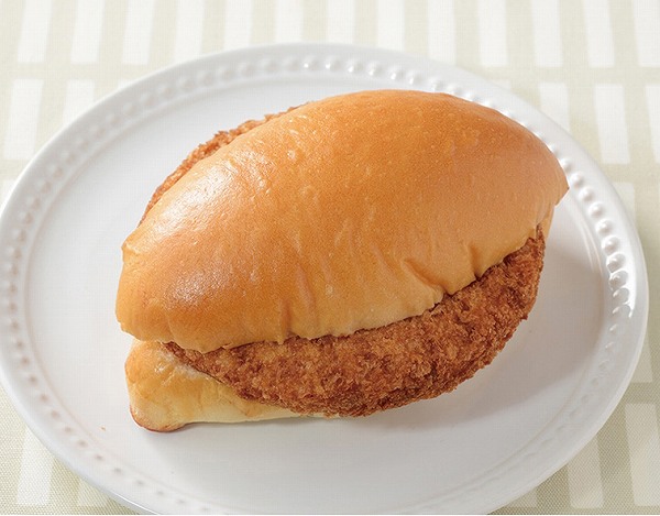 盛りすぎ！　牛肉入りコロッケパン