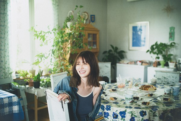 こんにちは、BABYDOT（ベイビードット）編集部です。 欅坂46の元メンバー『長濱ねる』さんのセカンド写真集が、2025年7月15日に発売されます！ 撮影を担当したのは、人気写真家・高橋ヨーコさん。 撮影地はアイスランドとフィンランドで、美しい写真の数々がおさめられています。 長濱ねるさんのしなやかで美しい「バブみボディ」は、まさに女性の憧れ！ 今回は先行カット第5弾が公開されたので、詳しくご紹介します！ 長濱ねるセカンド写真集『タイトル未定』