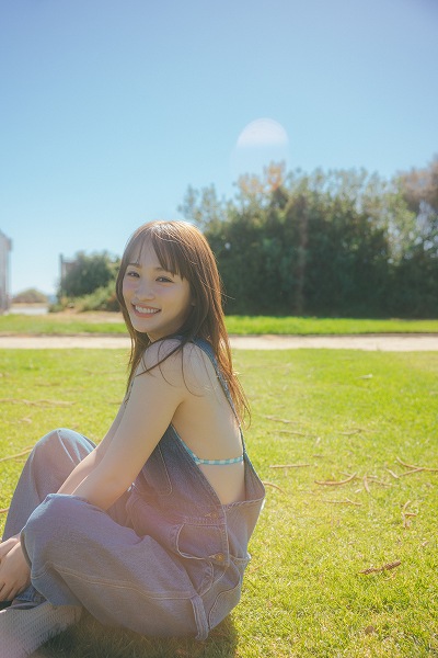写真集の撮影で訪れたメルボルンのビーチ付近で、リラックスした笑顔を見せた川栄さん