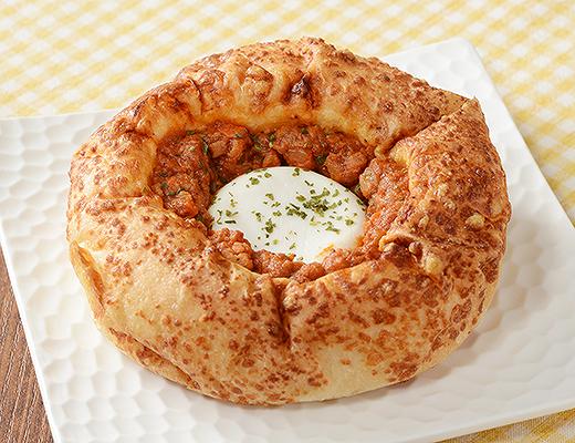 とろ〜り半熟卵のミートチーズパン