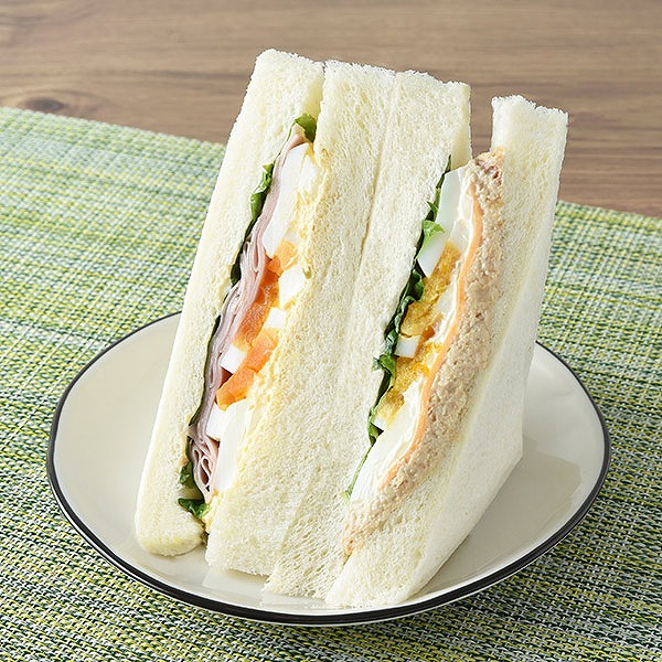 大きなサンドイッチ　人気具材の彩りミックス