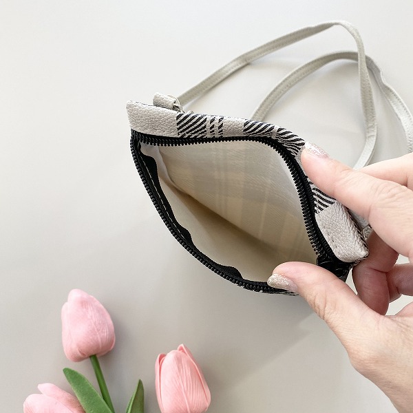 スマホも入れられるサイズ感