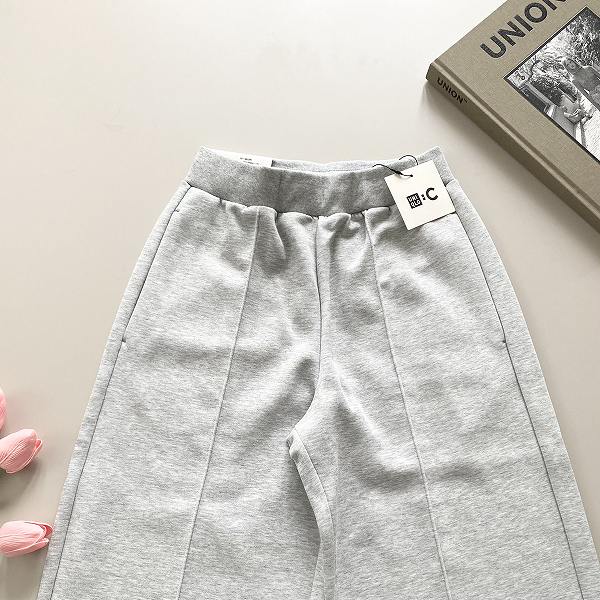 ストンと落ちるストレートシルエット