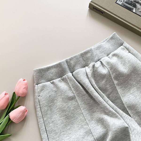 ウエストはゴム仕様