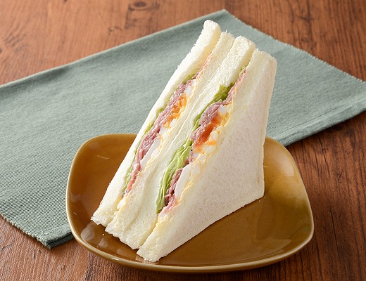 大きなサンドイッチ パストラミビーフとたまご