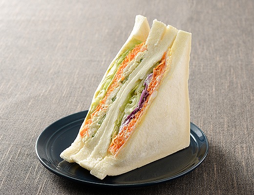 大きなサンドイッチ　蒸し鶏と彩り野菜