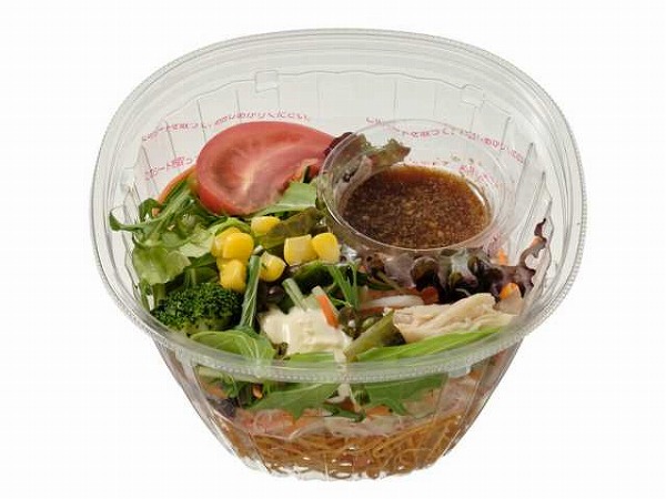 くずして食べるパリパリ麺のサラダ