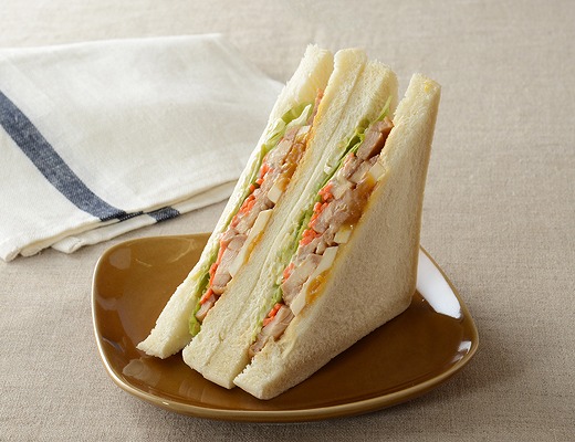 大きなサンドイッチ 野菜照焼チキンサンド