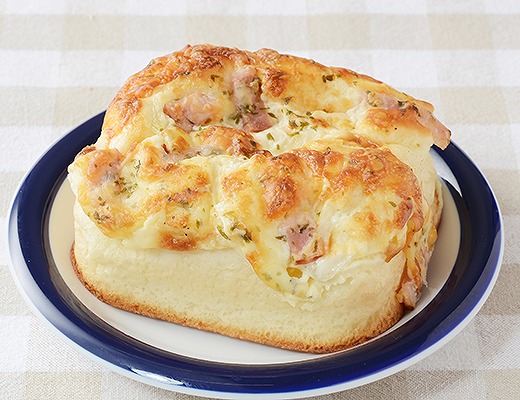 ふんわり生地にオニオン、ベーコン、チーズの具材で大満足!