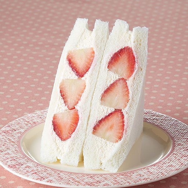 【ファミマの白をまとったいちご狩りⓇ】いちご&ホイップサンド