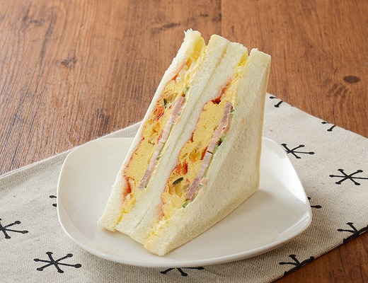 大きなサンドイッチ　オムレツサンド