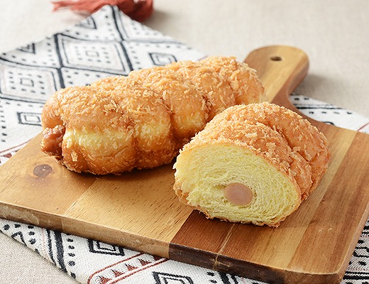 カレー風味が食欲をそそる、あらびきソーセージドーナツ。