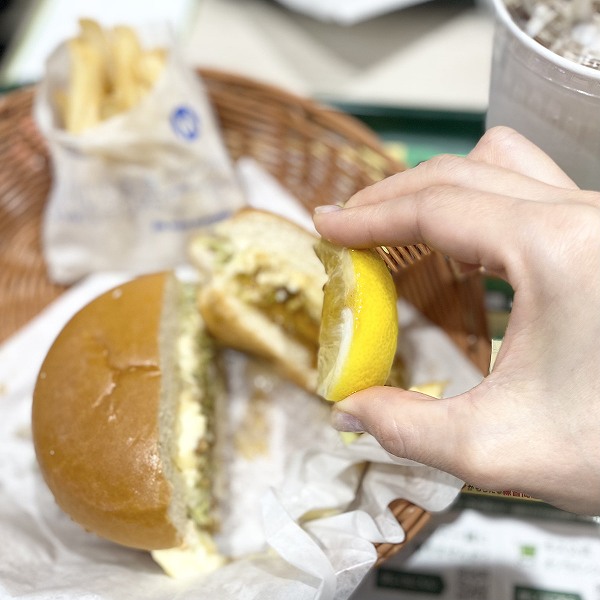 レモンを絞って