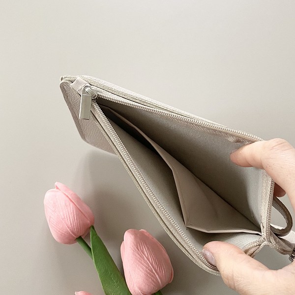 サイドにはファスナー