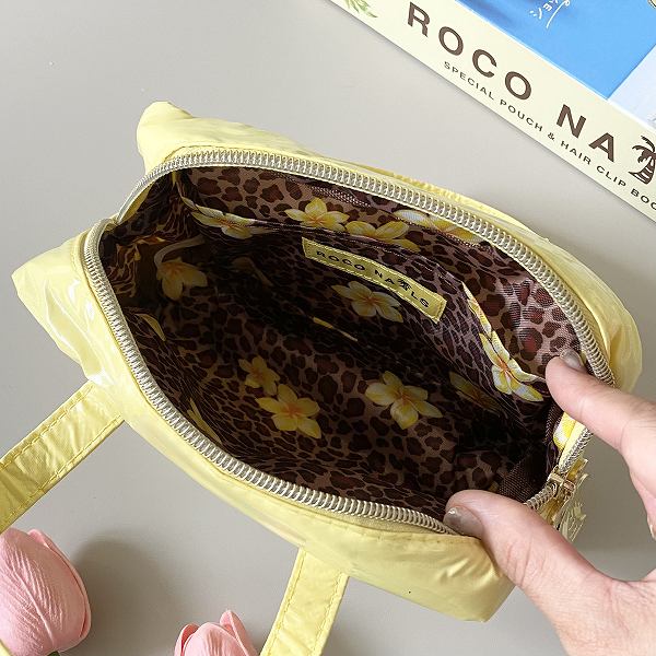 ポーチの内側
