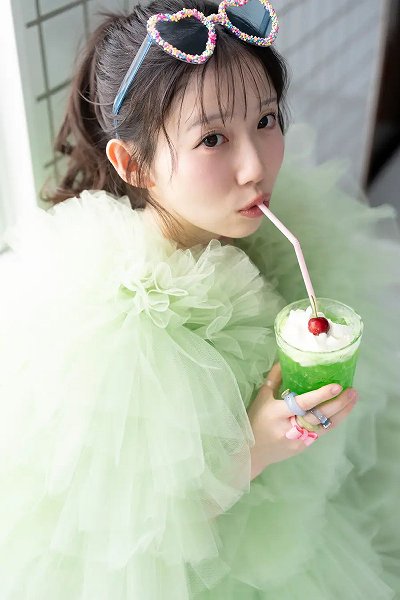新居歩美1st写真集『あゆちひとくち』