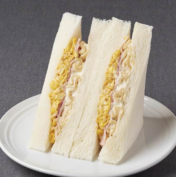大きなサンドイッチ コーンマヨ&ベーコン